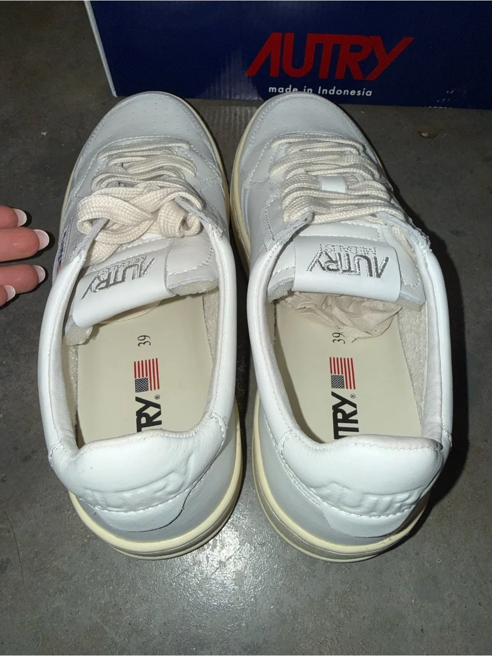 AUTRY SNEAKERS WOMAN MEDALIST LOW SNEAKER LEATHER, WHITE size 8 / EU 39